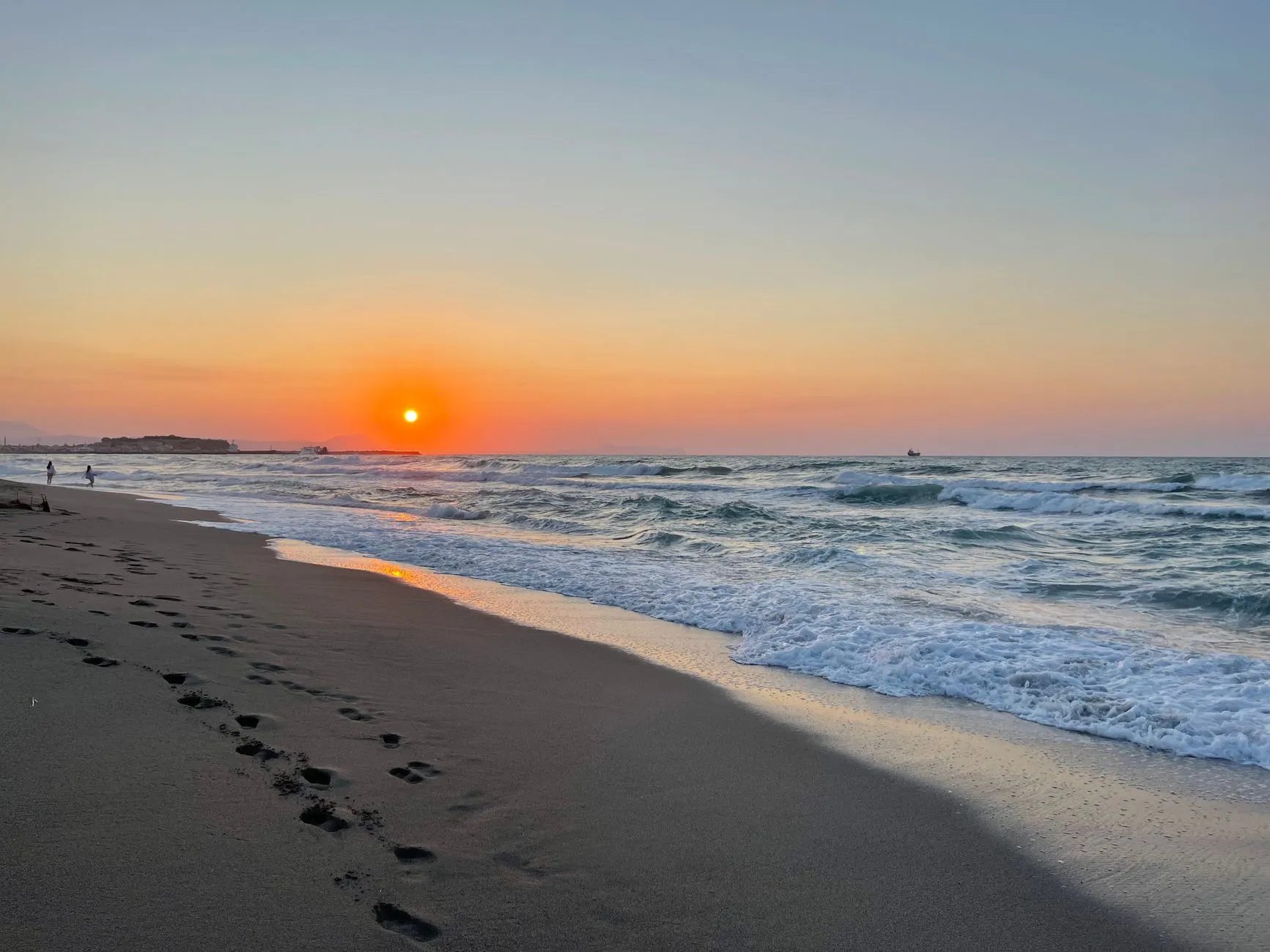 Relaxar numa praia da Riviera Albanesa ao pôr-do-sol