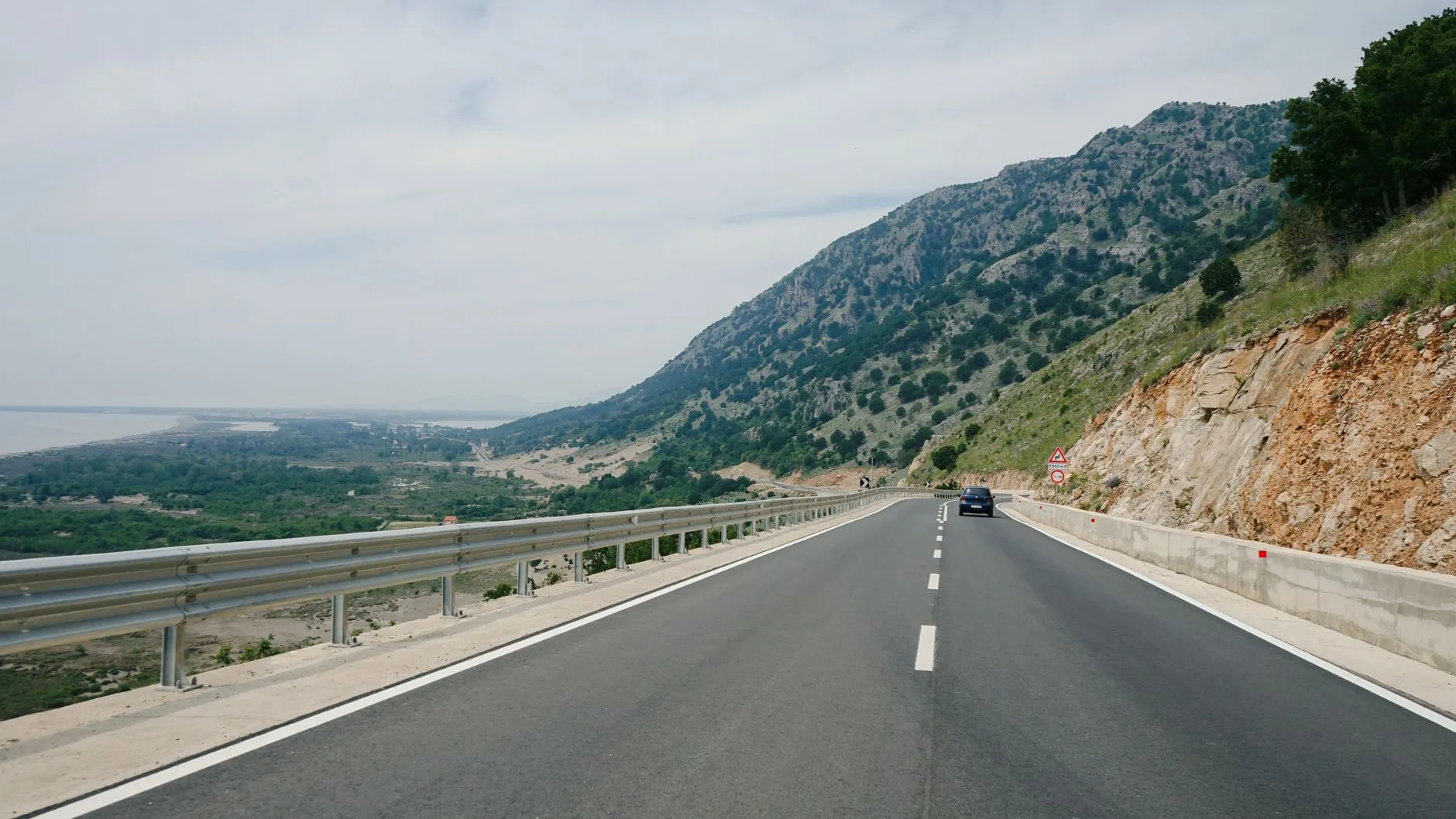 Estrada costeira de montanha na Riviera Albanesa