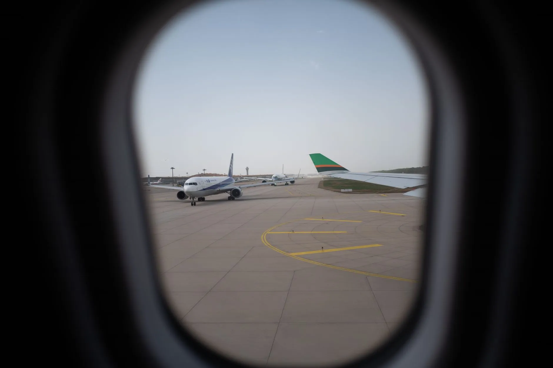 Vista aérea de avião sobre a costa a caminho de Tirana
