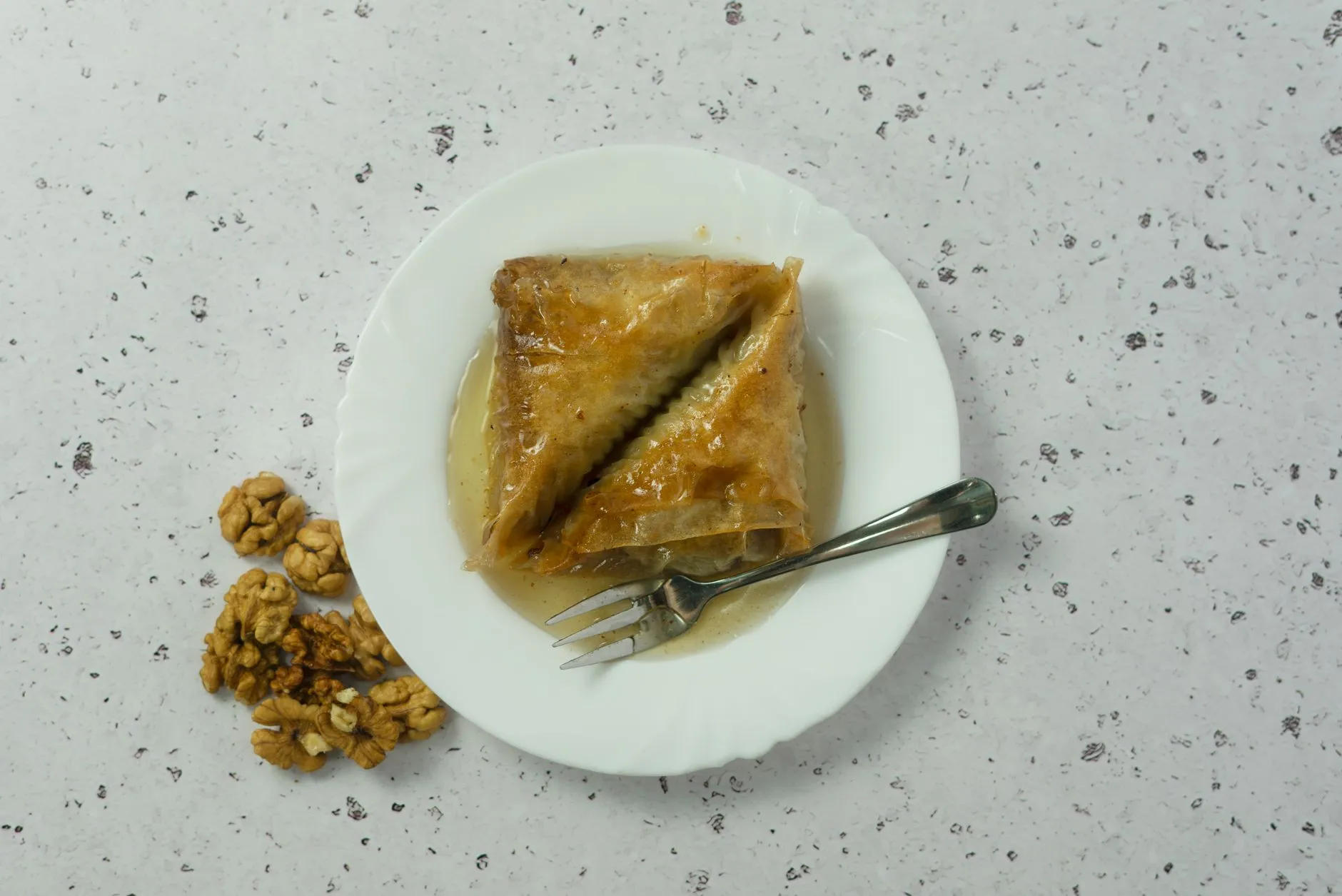 Byrek, a massa folhada tradicional dos Balcãs, recheada com queijo e espinafres