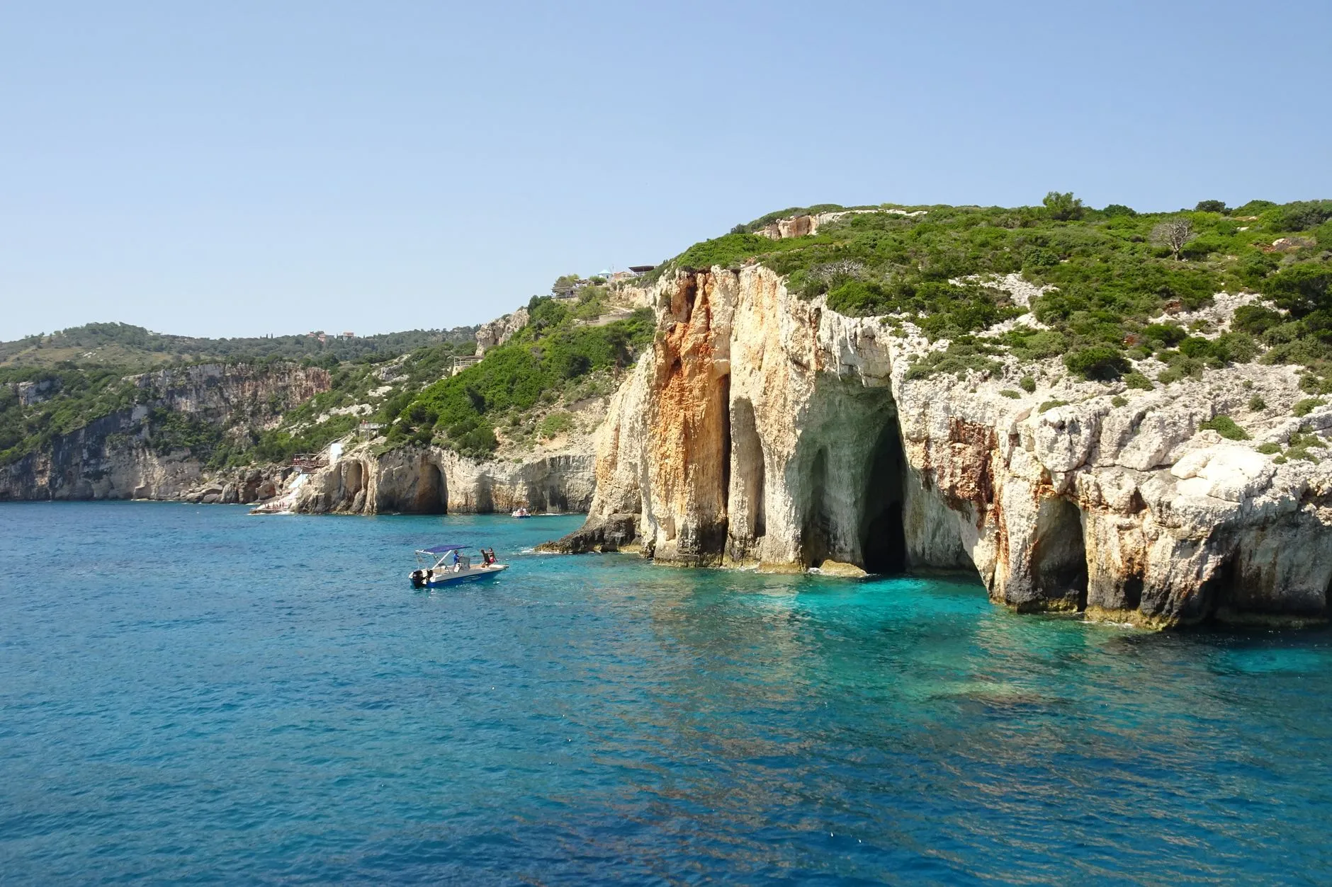 As falésias calcárias da península de Karaburun vistas do mar, sem qualquer estrada de acesso