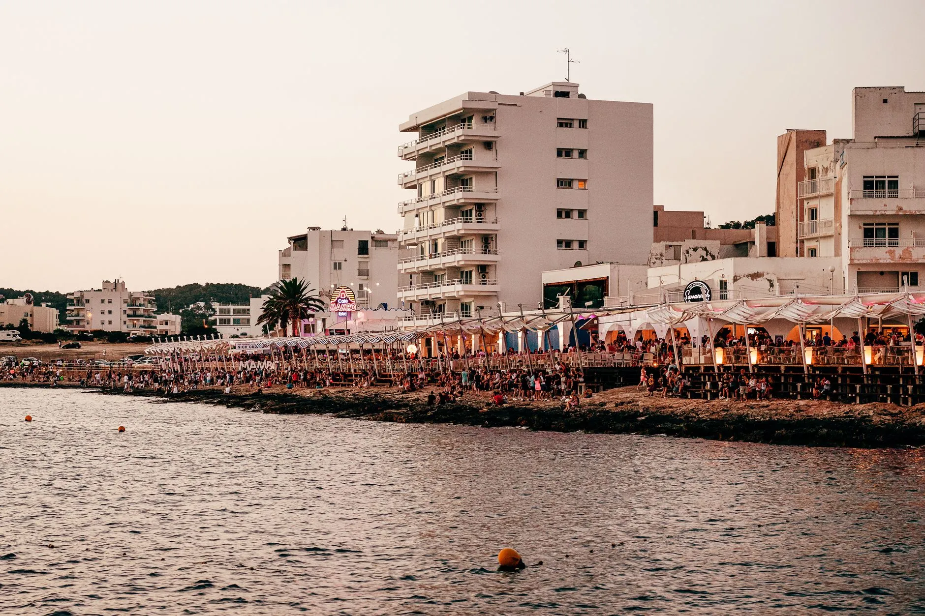Beach club ao pôr do sol na Riviera Albanesa