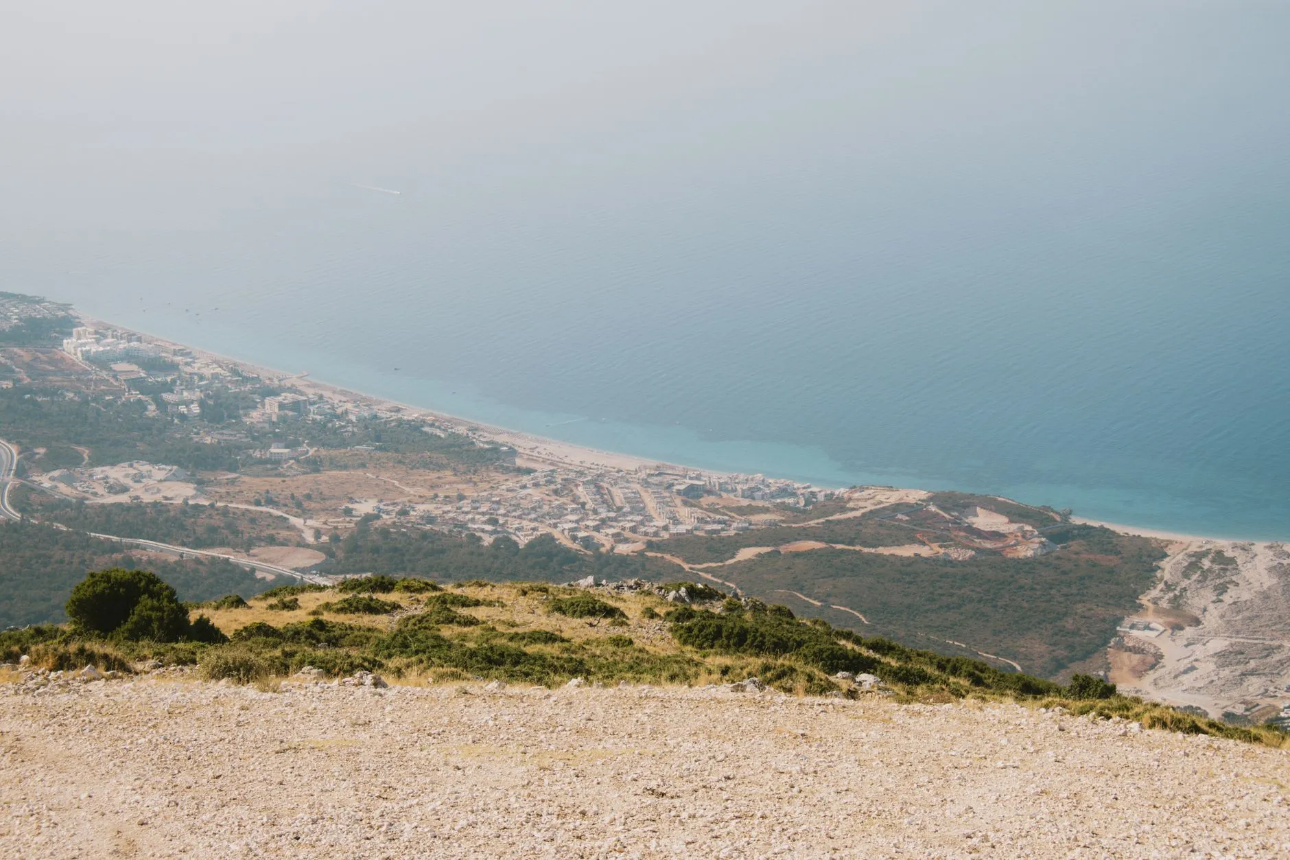 Caminho costeiro de pedra numa aldeia da Riviera Albanesa