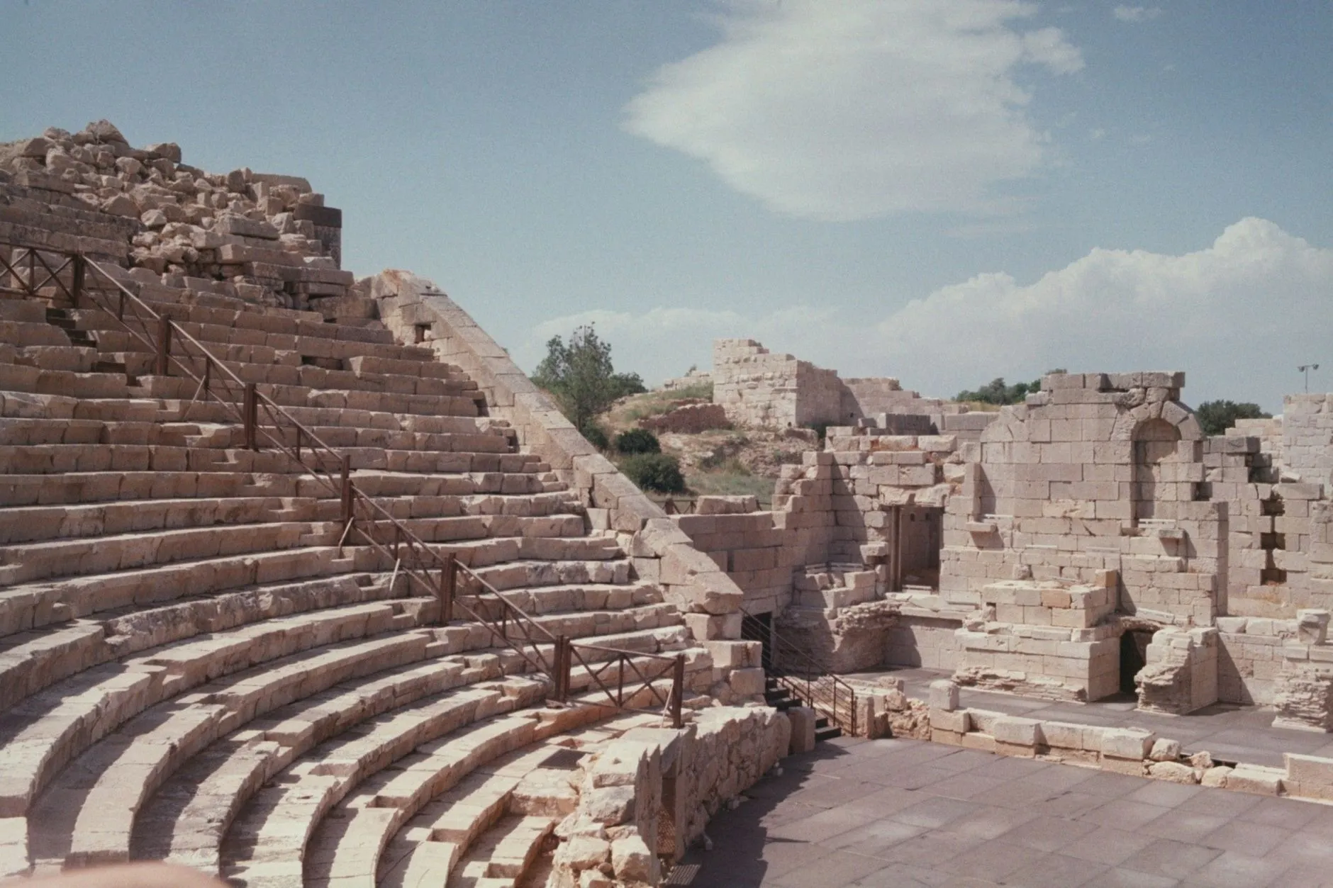Teatro romano de Butrint, ainda hoje com as bancadas de pedra intactas