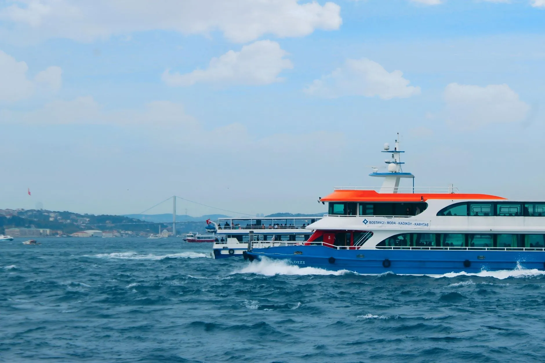 Ferry de passageiros a atravessar o mar entre Corfu e Sarandë